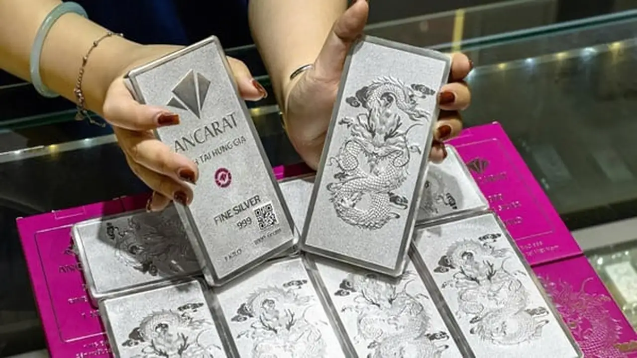 أسعار الفضة في SBJ وAncarat وPhu Quy تقترب من 3 ملايين دونغ للأونصة